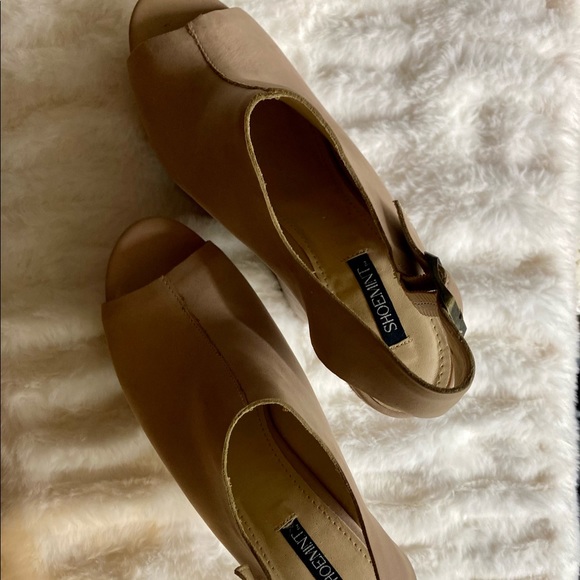 Shoemint cream colored open toe wedges size 9 - Picture 2 of 3